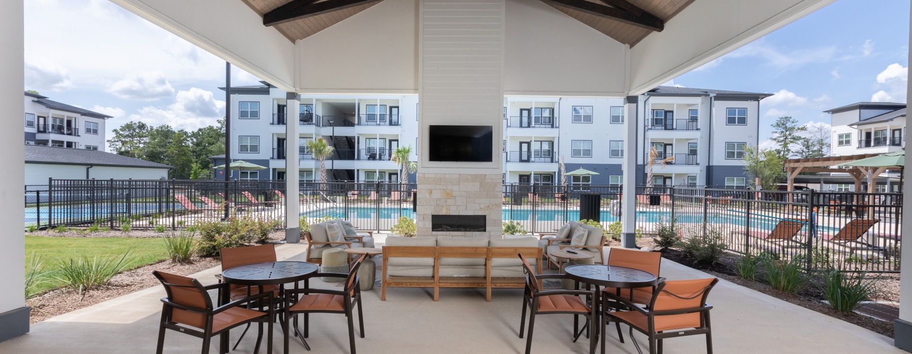 Outdoor Resident lounge and gathering space at Arbor Rose Porter Northeast Houston apartments. 